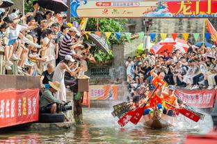 福克斯：穆雷本赛季防守取得了很大进步 这对球队很重要